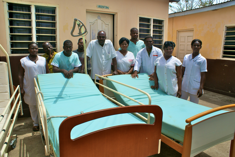 Personnel médical réceptionnant les lits d'hôpitaux